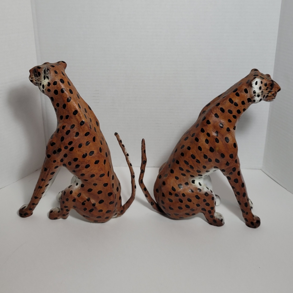 Pair of Regal Cheetah Statues RARE repaired - Picture 4 of 14
